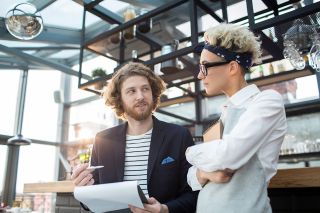 Foto: Zwei Personen vor Bar